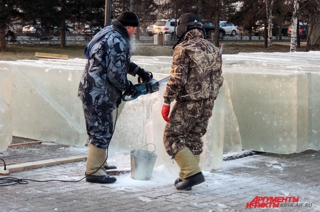 Из-за дефицита снега и льда приходится собирать снежные «опилки».