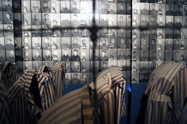 Также было обнаружено множество посланий заключенных из числа «зондеркоманд», спрятанных в ямах на местах захоронения праха из крематориев.