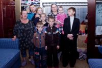 Большая семья ютится в маленькой квартире - такое положение дел в Омске не редкость.