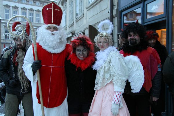 В Чехии и Словакии в этот день по улицам ходит ряженый Микулаш, которого сопровождают ангел и чёрт. Эта группа обходит дома в ночь с 5 на 6 декабря и раздают подарки.