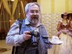 Обозреватель АиФ Сергей Юрьев отложил фотоаппарат, чтобы съесть, наконец-то, кусок именинного торта