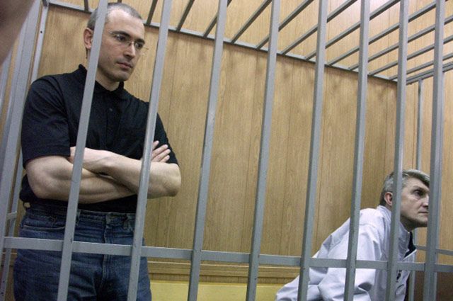 Михаил Ходорковский и Платон Лебедев во время судебных слушаний, 2004 год.