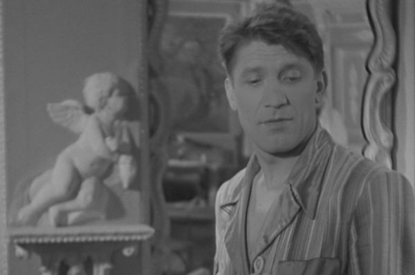 Николай Крючков в 1945 году сыграл главную роль в военном фильме «Небесный тихоход», в котором прозвучала ставшая знаменитой фраза «Первым делом – самолёты!».