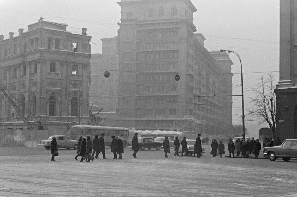 Строительство второй очереди гостиницы началось лишь в 1968 году. Для этого потребовалось снести ряд строений, примыкавших к «Москве» с востока, в том числе старую гостиницу «Гранд-отель».
