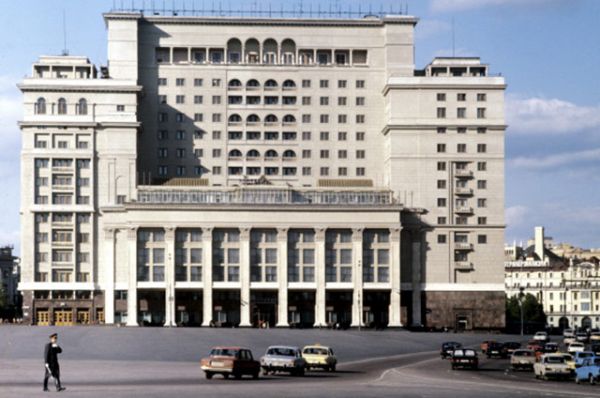 После постройки нового корпуса гостиница заняла целый квартал. Ряду критиков новый корпус не понравился, они утверждали, что общее впечатление от дизайна «Москвы» стало менее ярким.