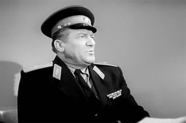 В 1964 году Николай Крючков сыграл пусть не самую большую, но одну из важнейших ролей в драме «Ко мне, Мухтар!» - ему достался образ комиссара милиции, одного из руководителей главного героя в исполнении Юрия Никулина.