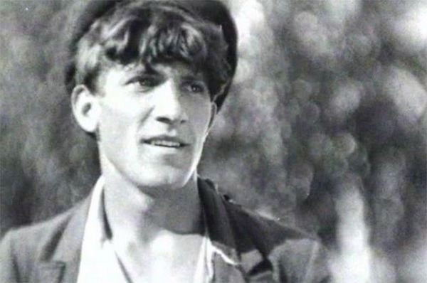 Свою первую роль в кино Крючков сыграл в возрасте 22 лет – ему достался образ сапожника Сеньки в фильме Бориса Барнета «Окраина». Позже эта картина попала в советскую кинопрограмму на венецианском кинофестивале.