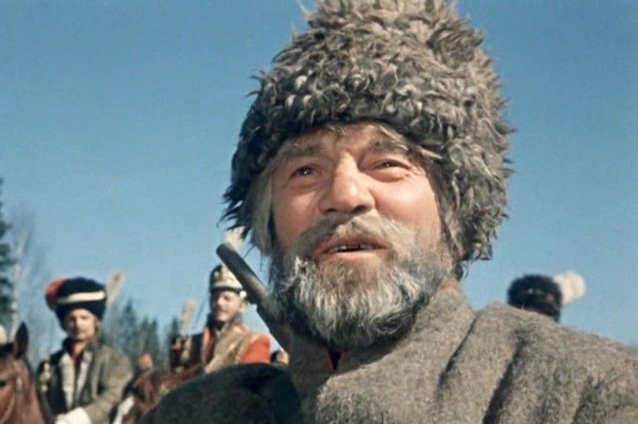 В музыкальной комедии Эльдара Рязанова «Гусарская баллада» Крючков сыграл важную роль слуги главной героини – Ивана. В этой картине также снимались Лариса Голубкина и Юрий Яковлев.