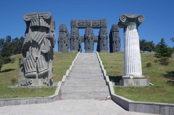 Монумент «История Грузии». Установлен вблизи Тбилисского моря. Композиция состоит из трёх рядов 35-метровых колонн, на которых в виде барельефов изображены грузинские цари и поэты. Работа над ним продолжается.