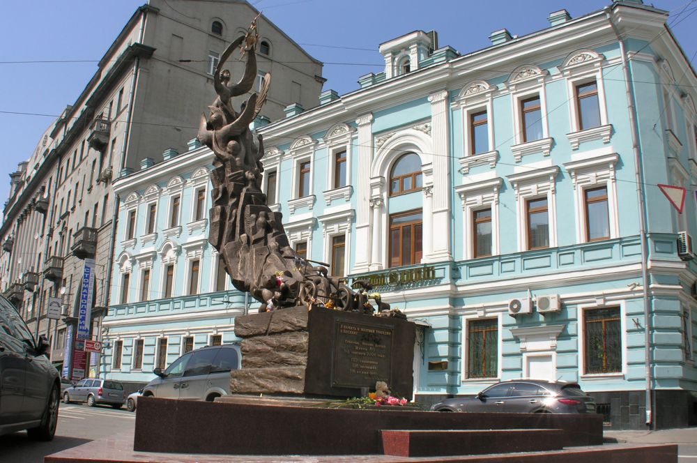 Памятник жертвам трагедии в Беслане. В 2010 году на пересечении улиц Солянка и Подколокольного переулка был установлен монумент в честь погибших во время захвата школы в Беслане в 2004 году.