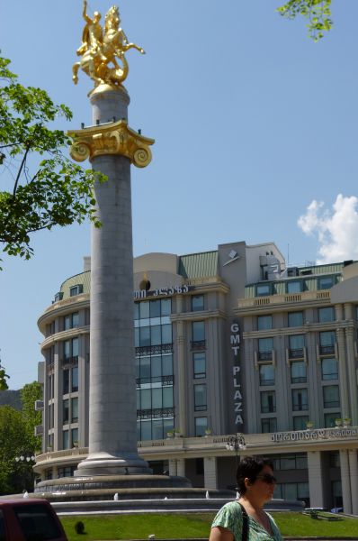«Святой Георгий Победоносец». Эта скульптура установлена на 30-метровой колонне на площади Свободы в Тбилиси – Святой Георгий является покровителем Грузии. Монумент был открыт в апреле 2006 года.