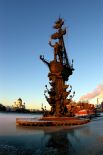 Памятник Петру I. Воздвигнут в 1997 году по заказу Правительства Москвы на искусственном острове в развилке Москвы-реки и Водоотводного канала. Общая высота монумента составляет 98 метров.