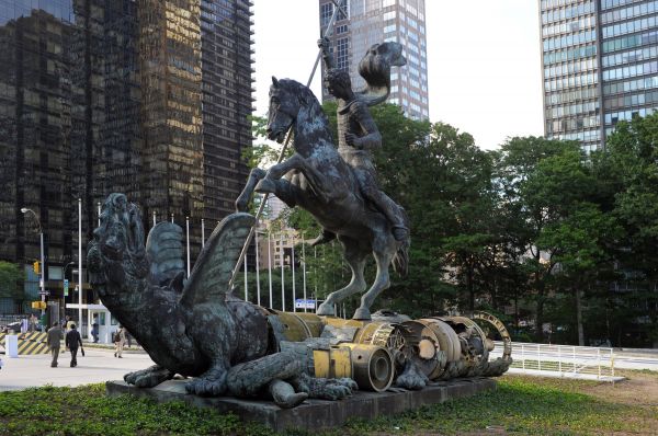 Монумент «Добро побеждает Зло». Скульптура установлена перед зданием ООН в Нью-Йорке в 1990 году и символизирует окончание холодной войны.