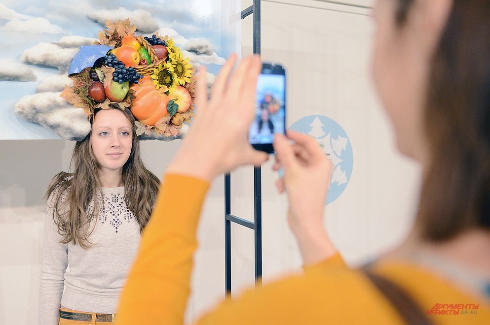 На выставке «Волшебные истории Музея Москвы» работает специальное фотоателье, где можно получить портрет в декорациях с элементами абсурда.