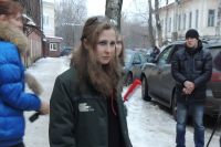Мария Алехина выходит навстречу нижегородским журналистам.