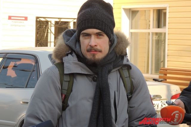 Петр Верзилов в ожидании выхода супруги общается с журналистами.