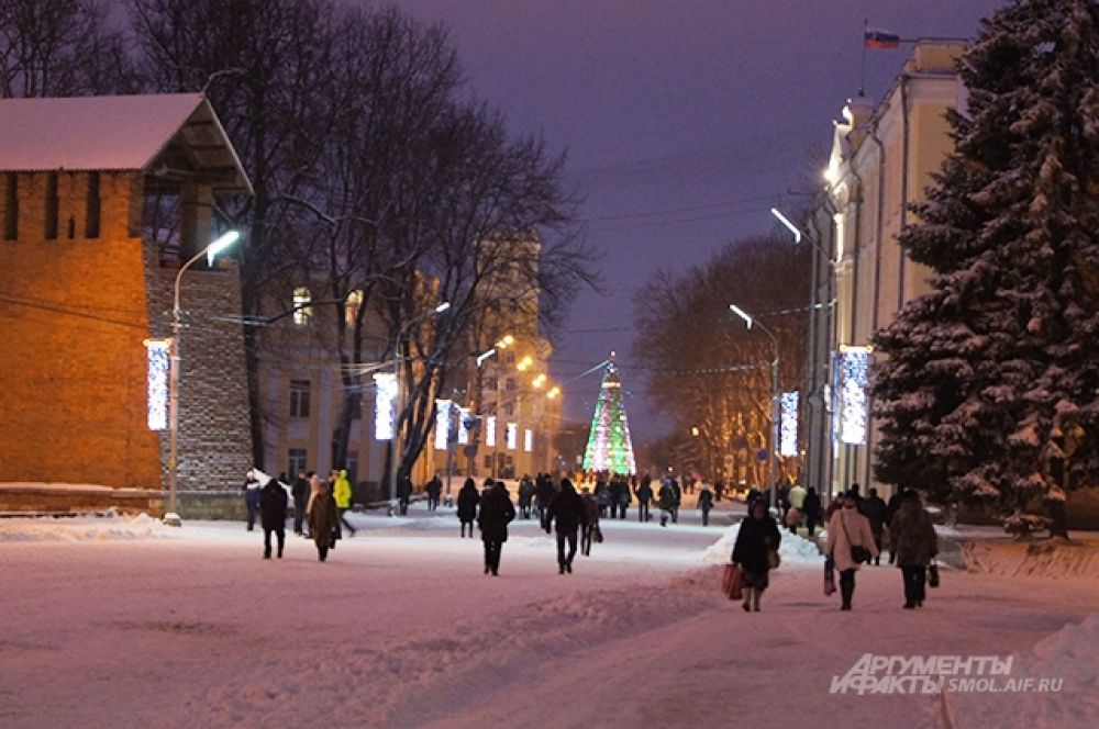 Народ подтягивается на площадь Ленина