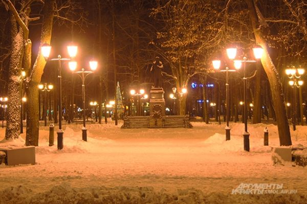 Памятник Глинке в свете фонарей