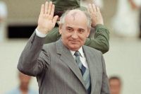 02.04.1989. Генеральный секретарь ЦК КПСС Михаил Горбачёв приветствует жителей Гаваны во время официального визита в Республику Куба.