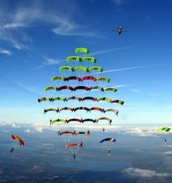 Купольная акробатика — это парашютный вид спорта, где команды соревнуются в построении различных фигур из раскрытых куполов парашютов.