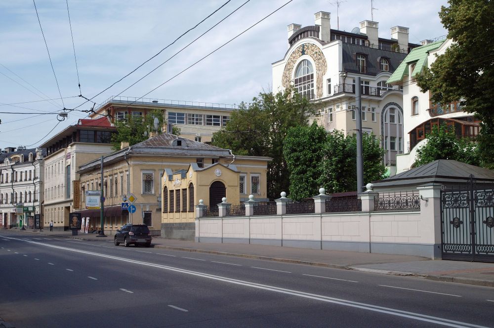 Московская улица Остоженка заняла в рейтинге восьмое место. По данным исследований, средняя цена квадратного метра здесь составляет $29 000.