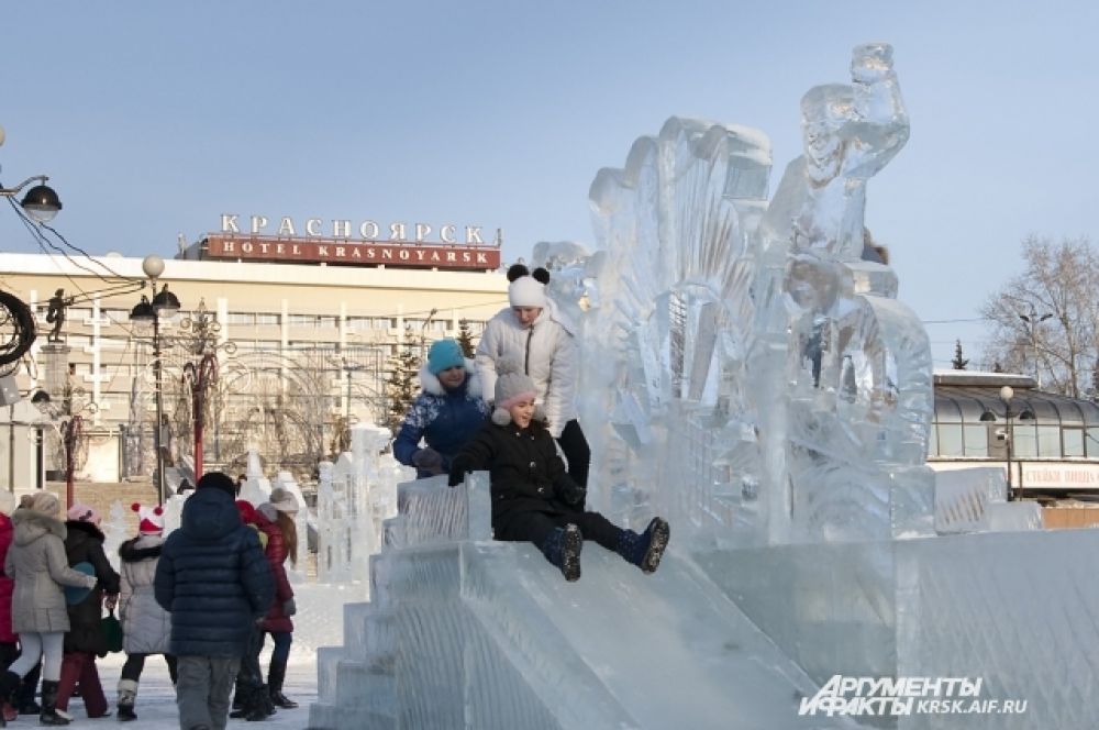 Прозрачный лёд для горок и скульптур привезли из "секретного" места