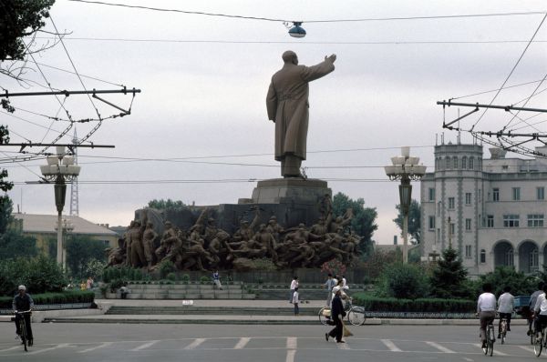 Культ личности Мао Цзэдуна зародился в сороковые годы во время Яньаньского периода, после того как Красная Армия через год после начала Великого марша достигла коммунистического района Шэньси-Ганьсу-Нинся.