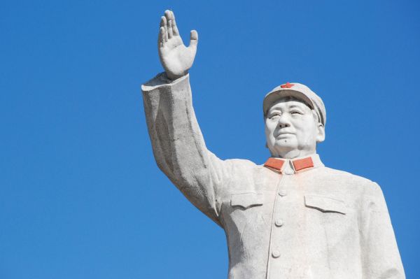 Мао остаётся ключевой фигурой китайского коммунизма, его портреты висят на площадях, а в городах стоят памятники. Однако сейчас культ личности Мао Цзэдуна среди рядовых граждан является народным фольклором, нежели преклонением перед политической фигурой.