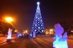 В Иркутске главную ель города установили на площади имени Кирова. Ёлку сразу подключили к иллюминации, а также украсили подсветкой и праздничными огнями всю площадь.