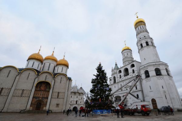 Главная новогодняя ель России установлена на Соборной площади Кремля в Москве. 110-летнее дерево было срублено под Наро-Фоминском. В этом году было решено уменьшить число украшений и ограничиться лишь шариками, чтобы подчеркнуть красоту самой ели.