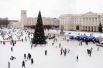 В Смоленске вместе с новогодней ёлкой на площади Ленина также были открыты три катка, рядом с которыми расположены несколько раздевалок в виде деревянных избушек.