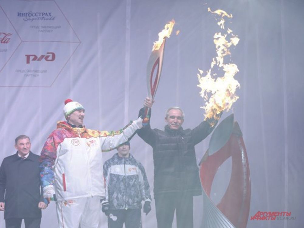 Чашу зажгли Владимир Крылов и губернатор