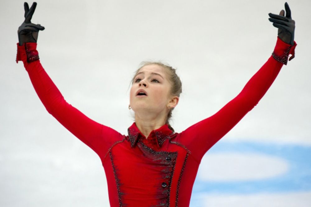 2-е место, Юлия Липницкая, 15 лет, победитель этапов Гран-при сезона 2013/14 в Сочи и Канаде, а также Finlandia Trophy. Чемпионка мира среди юниоров 2011/12, серебряный призер ЧМ среди юниоров 2012/13, серебряный призер чемпионата России 2011/12.