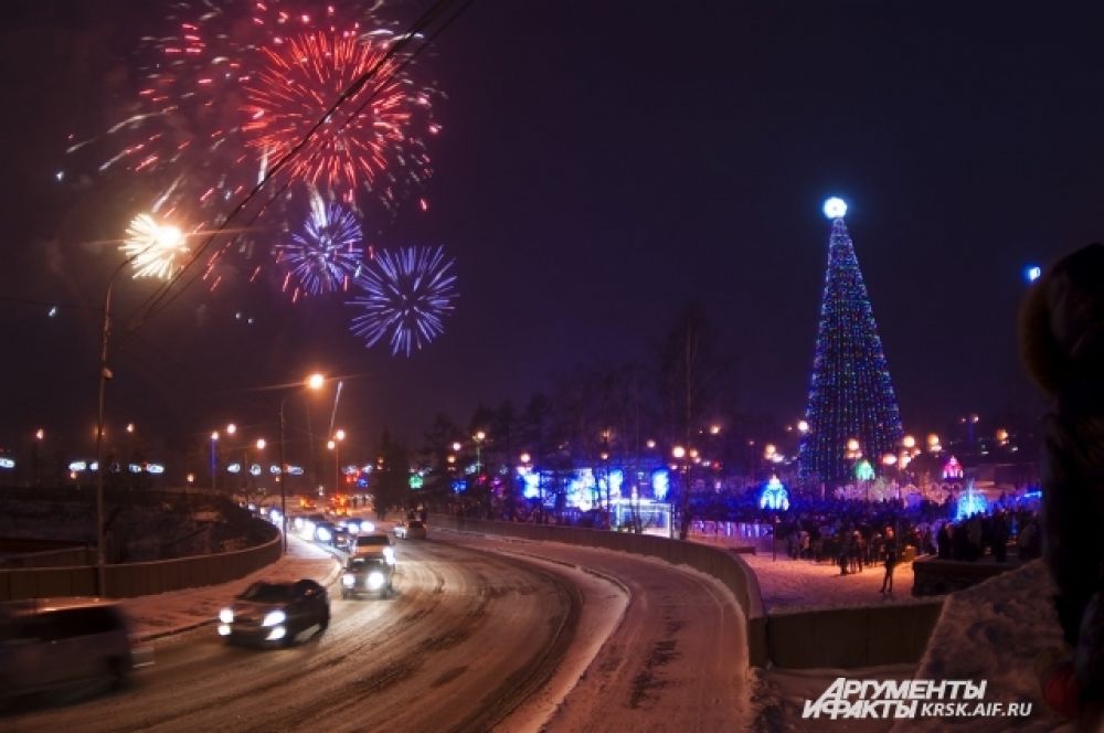 Красноярский новый год. Красноярская городская елка 2020. Елка в Красноярске 2022. Новогодний Красноярск 2020. Красивые новогодние места в Красноярске.