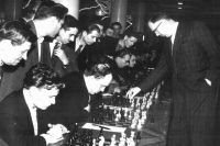 Сергей Салов участвует в сеансе одновременной игры 5-го чемпиона Мира FIDE Макса Эйве. Москва 1955 год