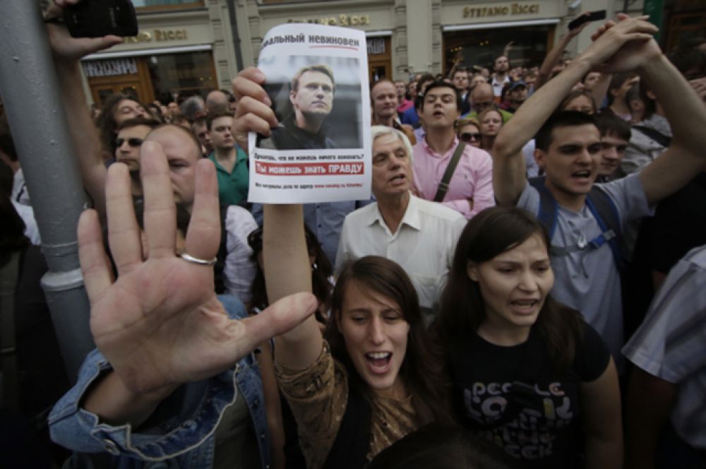 18 июля в связи с вынесением обвинительного приговора Алексею Навальному на улицы вышли десятки тысяч протестующих, посчитавших, что решение суда было несправедливым и политизированным. Навальный был отпущен на свободу и приговорён лишь к условному сроку.