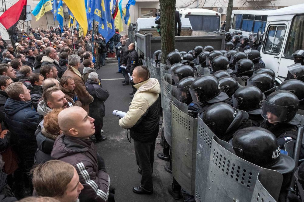 В конце ноября акции протеста вспыхнули в Укарине. Недовольство жителей было вызвано отказом правительства следовать курсу интеграции с Европейским Союзом. Митинги вылились в несколько стычек с силовиками, однако до крупных беспорядков дело не дошло.