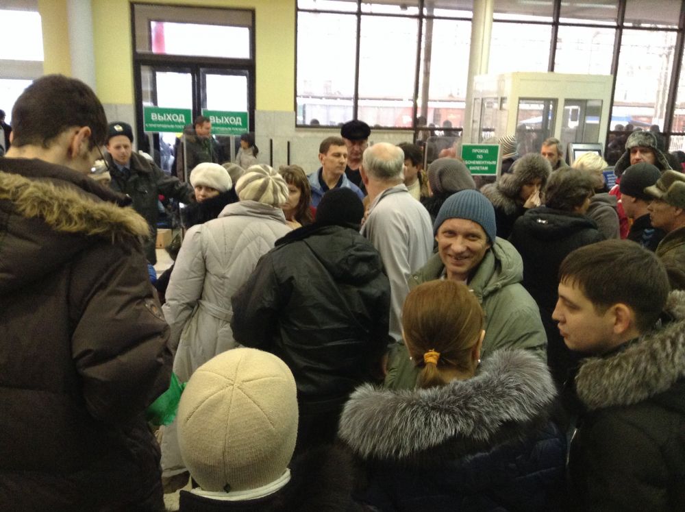 Точное количество погибших результате происшествия пока не известно. По данным СК, погибли 14 человек, более 50 пострадали.