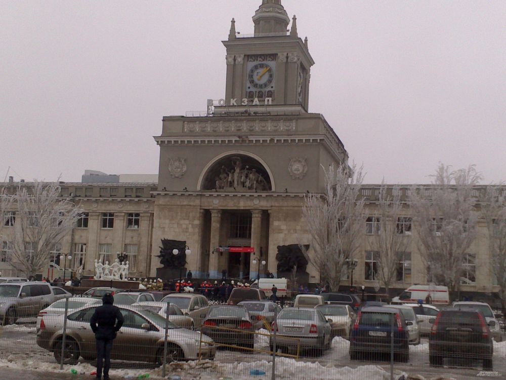 В настоящий момент из здания вокзала эвакуированы все люди, на месте происшествия работают взрывотехники, ОМОН и кинологи с собаками.