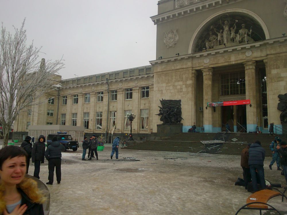 По версии следствия, террористка взорвала себя перед рамками металлоискателей на входе в здание вокзала после того, как к ней приблизился один из полицейских.
