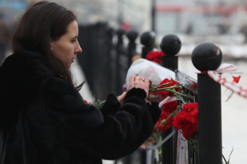 Люди приносили цветы не только к зданию вокзала, но и в другие общественные места в городе.