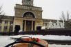 Жители начали приносить цветы на вокзал в Волгограде уже 30 декабря, несмотря на то, что утром прогремел ещё один взрыв.