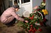 Параллельно тем же днём жители других городов России несли цветы к зданиям представительства Волгограда.