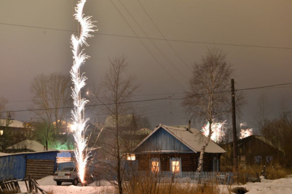 Фейерверк во дворе частного дома в городе Тара, Омская область.