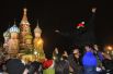 Жители и гости Москвы празднуют встречу Нового 2014 года на Красной площади.