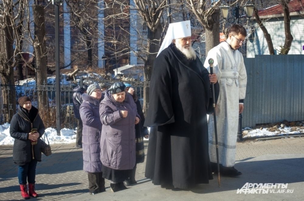 Митрополит Владивостокский и Приморский Вениамин входит в Покровский кафедральный собор для совершения богослужения.