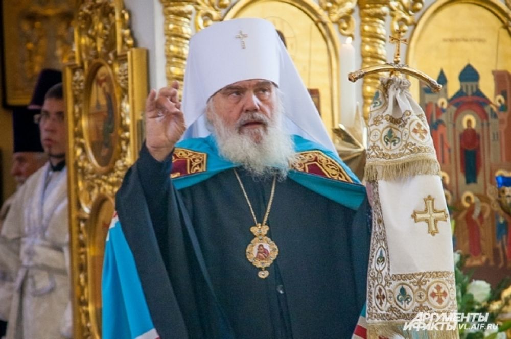 Митрополит Вениамин начинает службу.