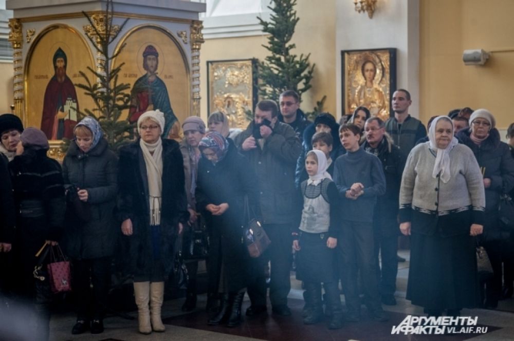 Прихожане смиренно внимают словам митрополита.