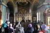 Прихожане слушают послания Святейшего Патриарха Московского и всея Руси Кирилла.