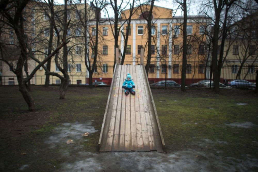 Рекордно высокие температуры сохраняются в эти дни и в Москве – на улицах столицы по-прежнему нет снега, при этом во многих районах образовались лужи.